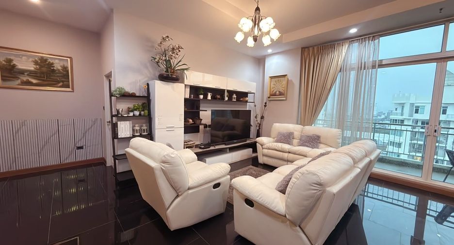 For rent 4 bedrooms condo in Huai Khwang, Bangkok