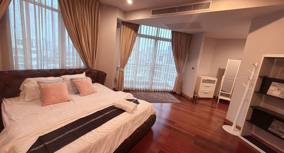 For rent 4 bedrooms condo in Huai Khwang, Bangkok