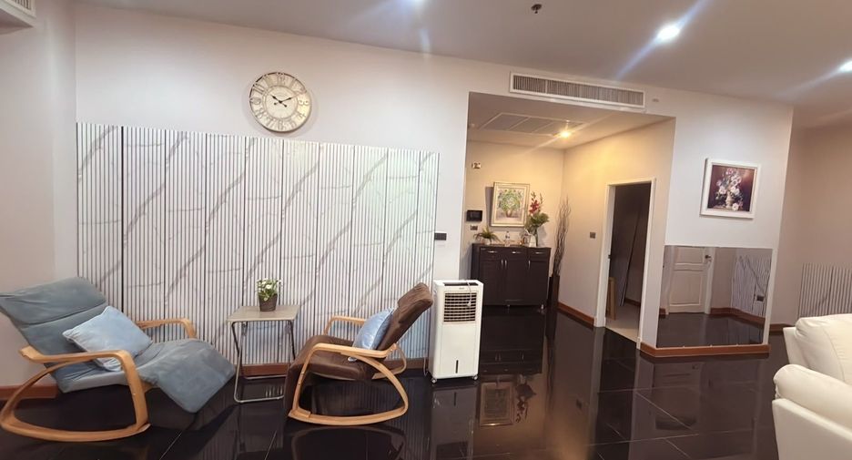 For rent 4 bedrooms condo in Huai Khwang, Bangkok