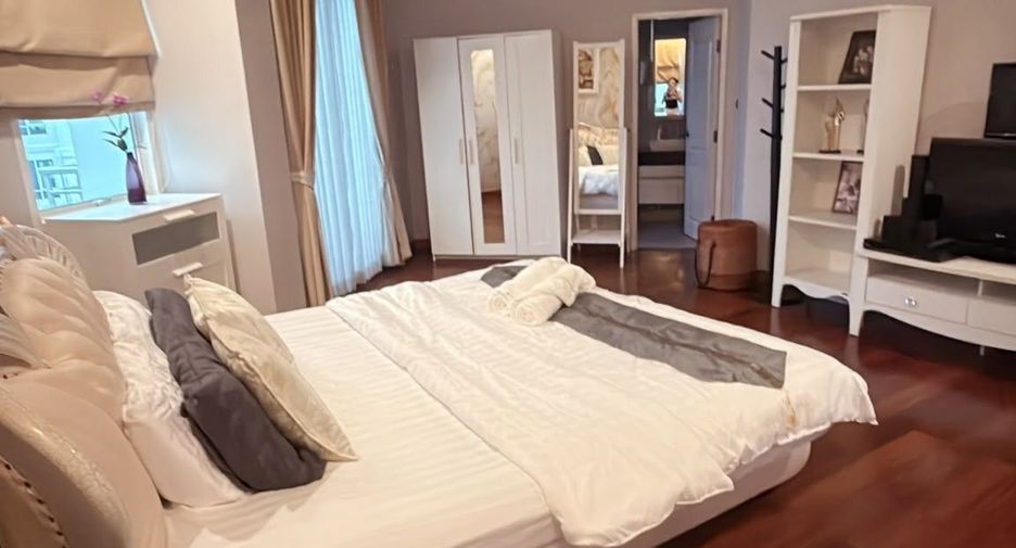 For rent 4 bedrooms condo in Huai Khwang, Bangkok