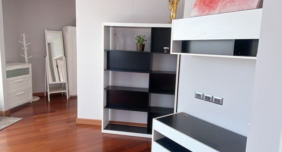 For rent 4 bedrooms condo in Huai Khwang, Bangkok