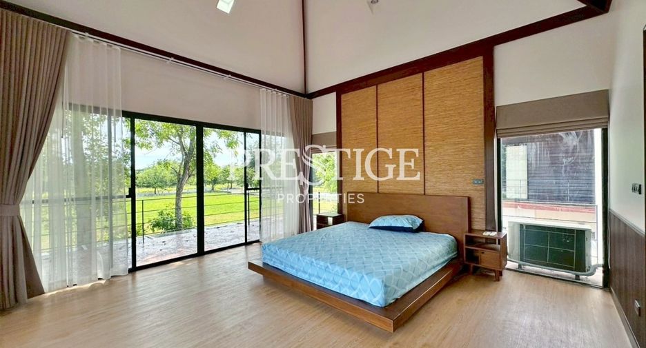 Casa en alquiler de 5 habitaciones en Bang Lamung, Chonburi