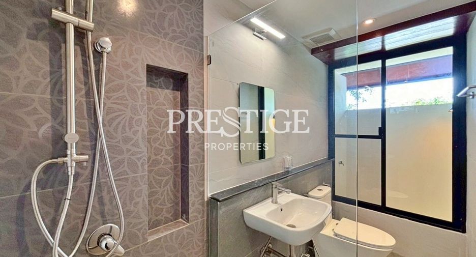 Casa en alquiler de 5 habitaciones en Bang Lamung, Chonburi