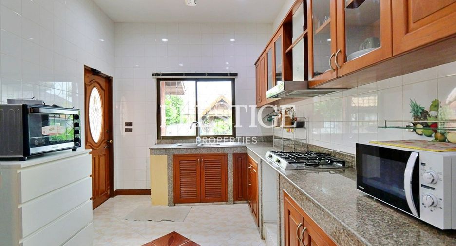 Casa en alquiler de 3 habitaciones en Bang Lamung, Chonburi