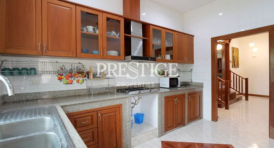 Casa en alquiler de 3 habitaciones en Bang Lamung, Chonburi