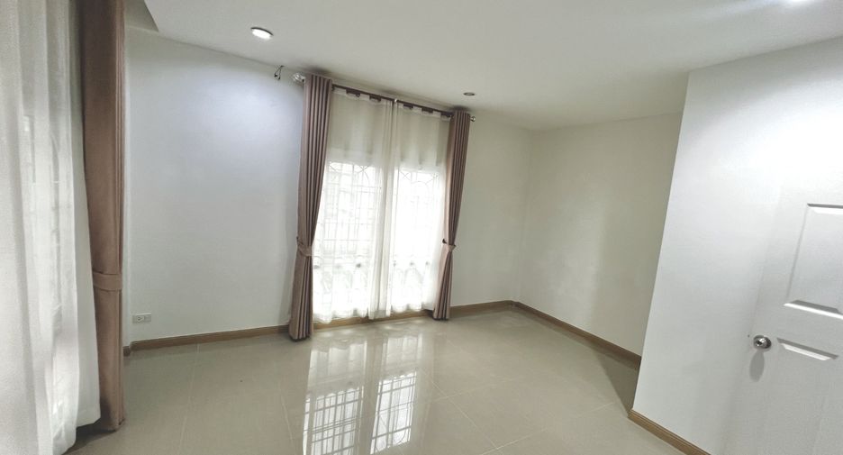 Casa adosada en venta de 3 habitaciones en Don Mueang, Bangkok