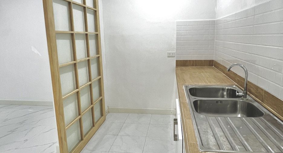 Casa adosada en venta de 3 habitaciones en Don Mueang, Bangkok
