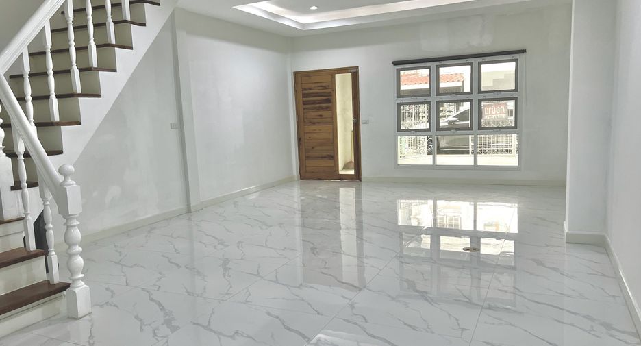 Casa adosada en venta de 3 habitaciones en Don Mueang, Bangkok