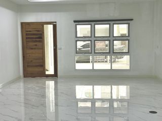 Casa adosada en venta de 3 habitaciones en Don Mueang, Bangkok