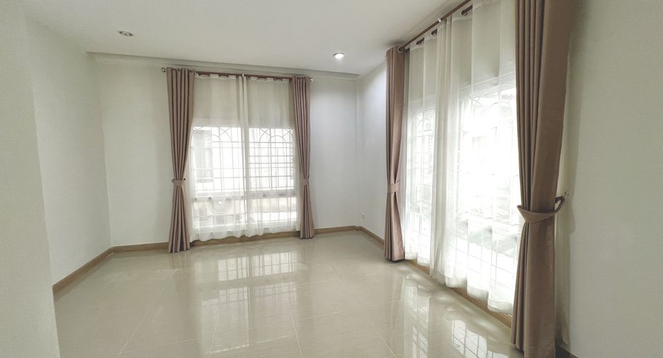 Casa adosada en venta de 3 habitaciones en Don Mueang, Bangkok