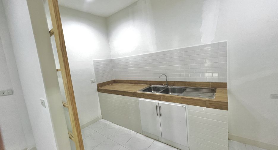 Casa adosada en venta de 3 habitaciones en Don Mueang, Bangkok