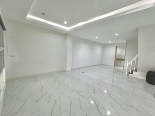 Casa adosada en venta de 3 habitaciones en Don Mueang, Bangkok