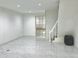 Casa adosada en venta de 3 habitaciones en Don Mueang, Bangkok