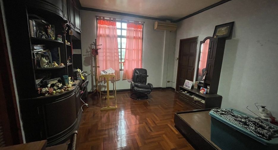 Casa adosada en venta de 6 habitaciones en Prawet, Bangkok