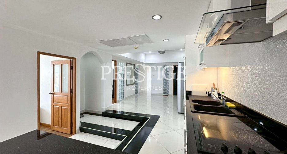 For rent 4 bedrooms condo in Jomtien, Pattaya