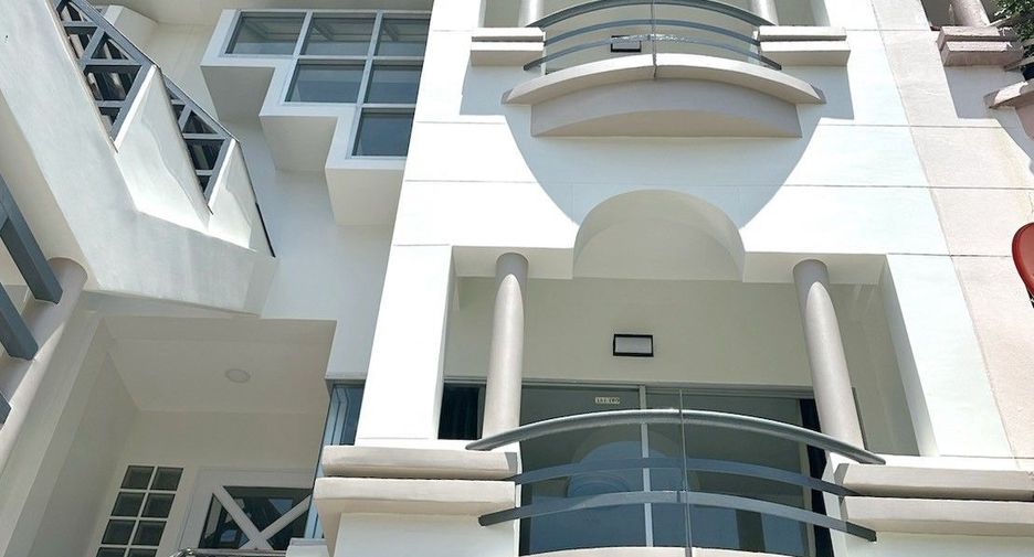 Reihenhaus zum Kauf mit 4 Zimmer in Thung Khru, Bangkok
