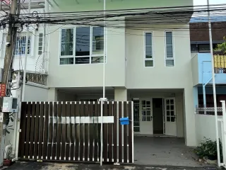 出租 4 卧室 联排别墅 在 Yan Nawa, 曼谷