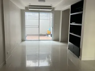 出租 4 卧室 联排别墅 在 Yan Nawa, 曼谷