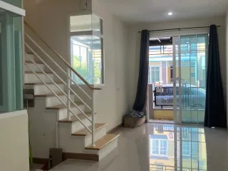 Casa adosada en venta y en alquiler de 3 habitaciones en Bang Khae, Bangkok