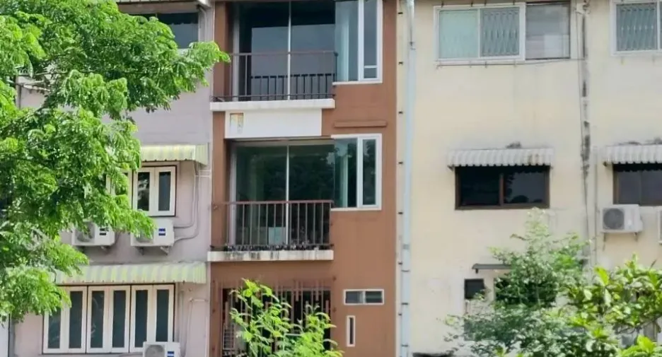 For sale and for rent 8 bedrooms retail Space in Wang Thonglang, Bangkok