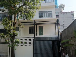 Gewerbefläche zum Kauf mit 4 Zimmer in Watthana, Bangkok