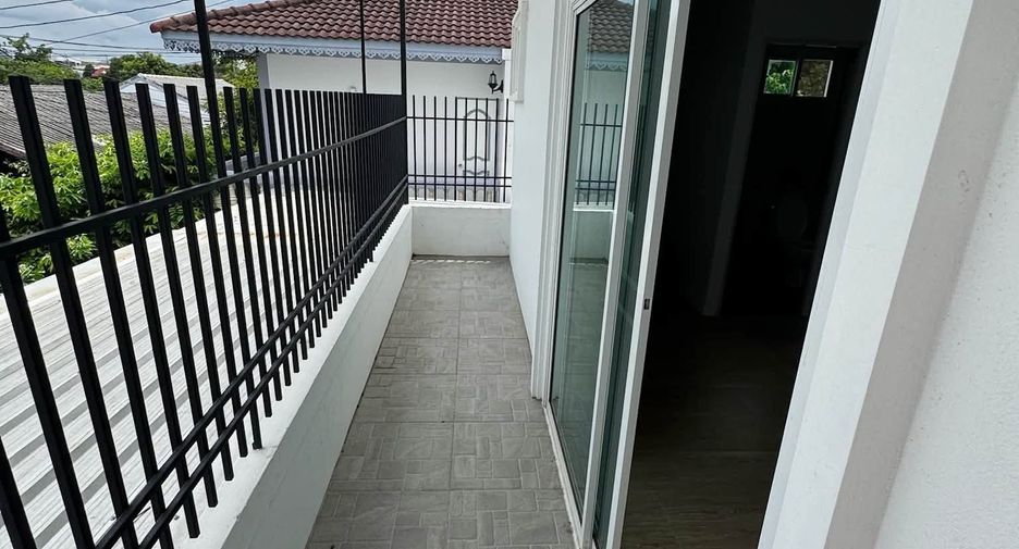 Casa en alquiler de 3 habitaciones en Bang Kapi, Bangkok