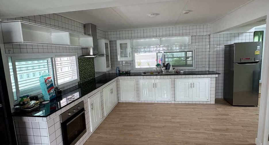 Casa en alquiler de 3 habitaciones en Bang Kapi, Bangkok