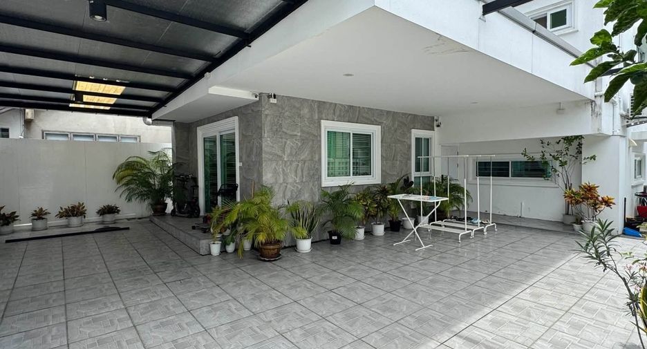 Casa en alquiler de 3 habitaciones en Bang Kapi, Bangkok