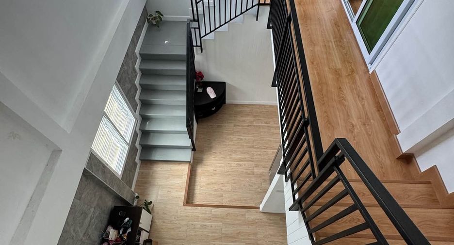 Casa en alquiler de 3 habitaciones en Bang Kapi, Bangkok