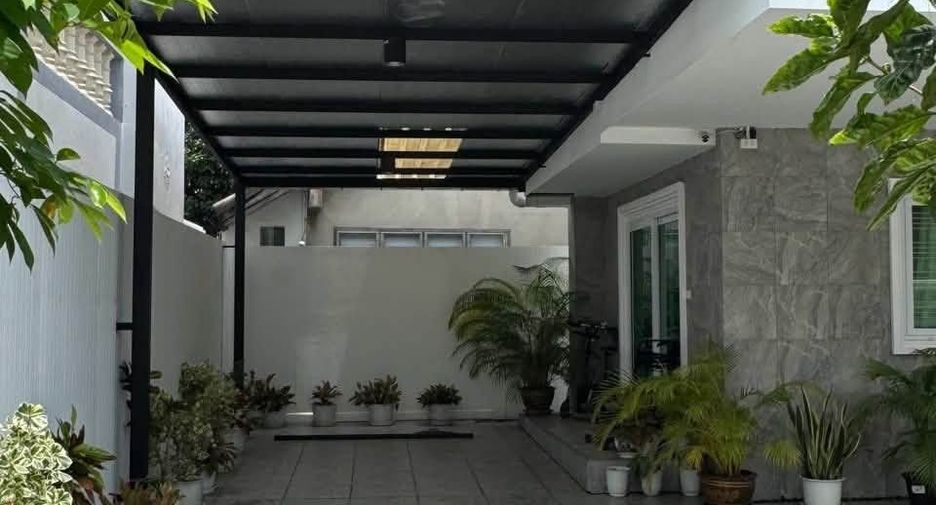 Casa en alquiler de 3 habitaciones en Bang Kapi, Bangkok