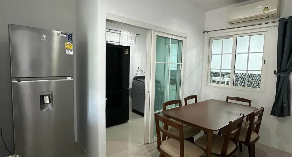 For rent 4 bedrooms townhouse in Bueng Kum, Bangkok