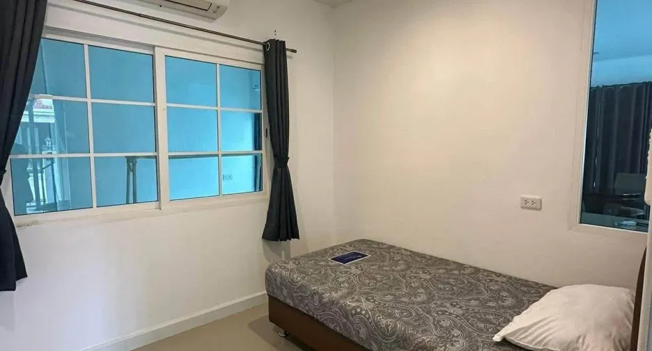 For rent 4 bedrooms townhouse in Bueng Kum, Bangkok