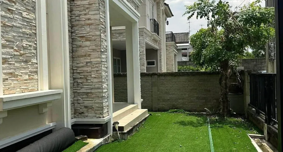 For rent 4 bedrooms townhouse in Bueng Kum, Bangkok