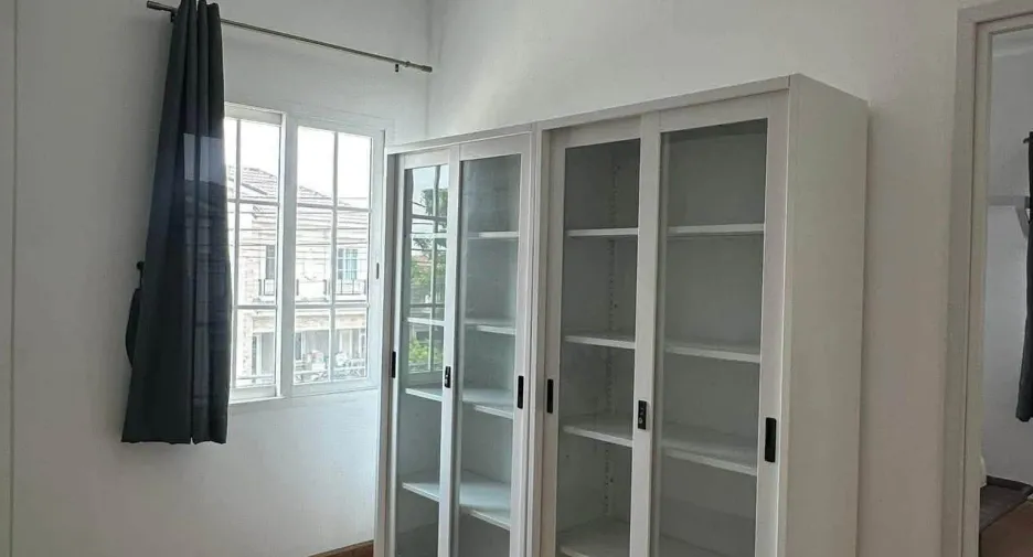 For rent 4 bedrooms townhouse in Bueng Kum, Bangkok