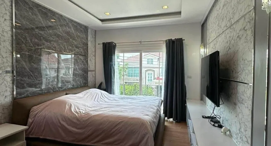 For rent 4 bedrooms townhouse in Bueng Kum, Bangkok