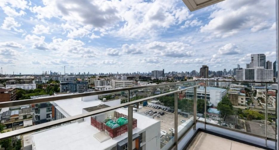 For rent 2 bedrooms condo in Phra Khanong, Bangkok
