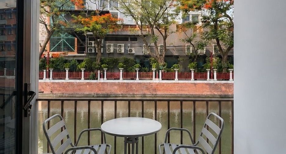 For rent 2 bedrooms townhouse in Phra Nakhon, Bangkok
