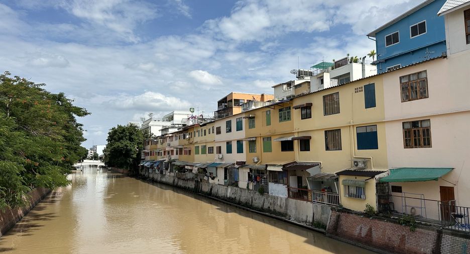 For rent 2 bedrooms townhouse in Phra Nakhon, Bangkok