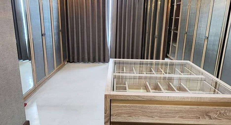 For sale 3 bedrooms condo in Watthana, Bangkok