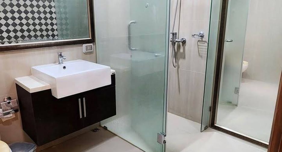 For sale 3 bedrooms condo in Watthana, Bangkok