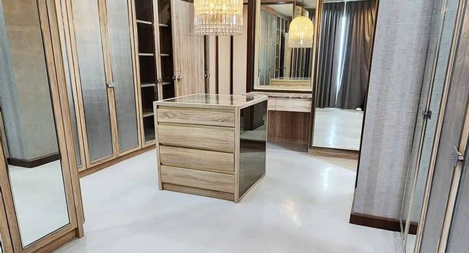 For sale 3 bedrooms condo in Watthana, Bangkok