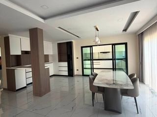 Casa adosada en alquiler de 5 habitaciones en Bang Lamung, Chonburi