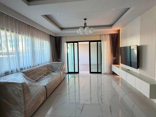 Casa adosada en alquiler de 5 habitaciones en Bang Lamung, Chonburi
