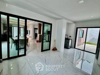 Casa adosada en alquiler de 5 habitaciones en Bang Lamung, Chonburi