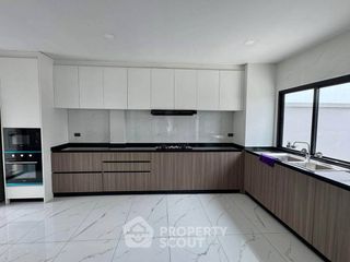 Casa adosada en alquiler de 5 habitaciones en Bang Lamung, Chonburi