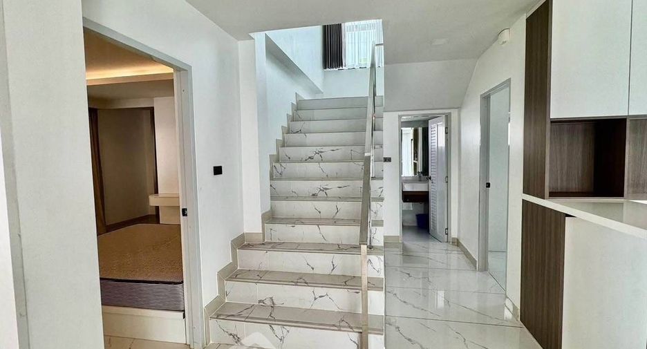 Casa adosada en alquiler de 5 habitaciones en Bang Lamung, Chonburi