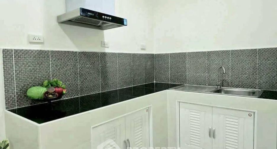Casa adosada en alquiler de 3 habitaciones en Bang Lamung, Chonburi