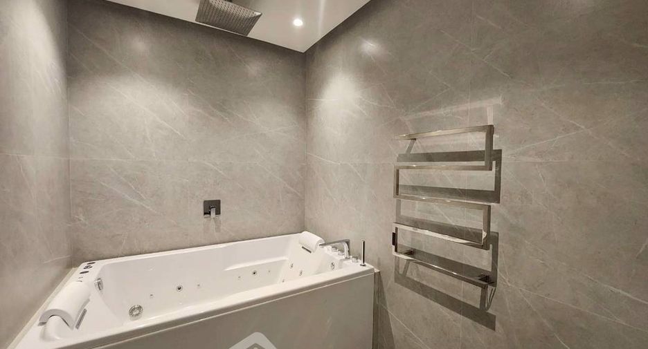 For rent 2 bedrooms condo in Pathum Wan, Bangkok