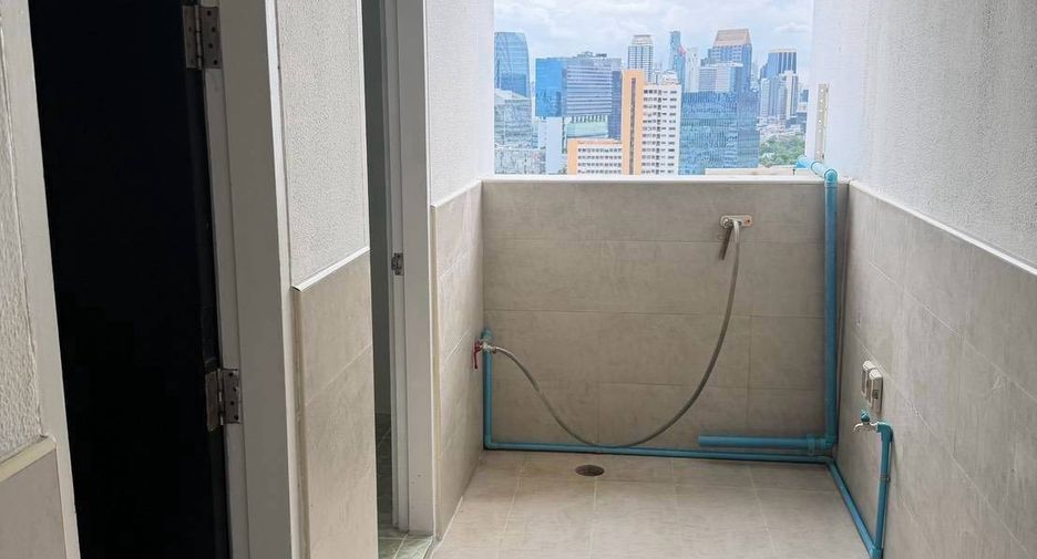 For rent 3 bedrooms condo in Khlong Toei, Bangkok