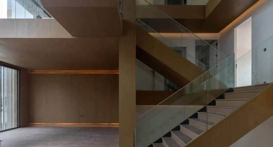 Casa adosada en alquiler de 6 habitaciones en Bang Kapi, Bangkok